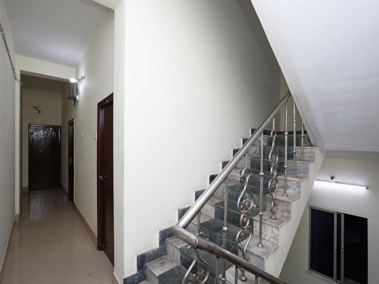 Oyo 13906 Vinita Inn Santragachi Экстерьер фото